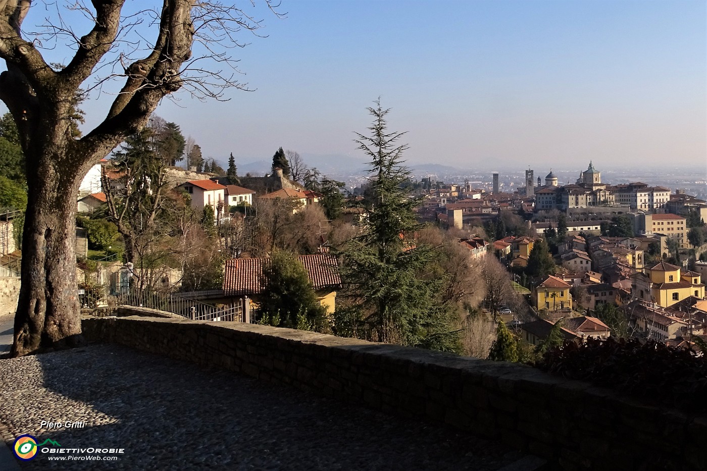 56 Dalla stradetta in discesa da San Viglio vista in Citta Alta.JPG